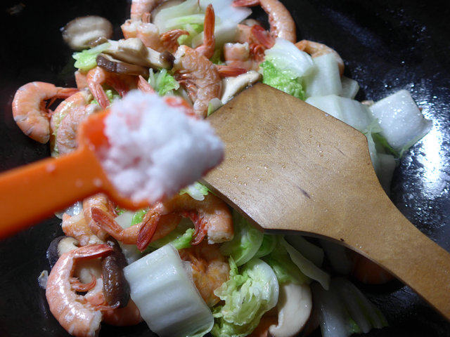 香菇白菜炒海虾步骤6