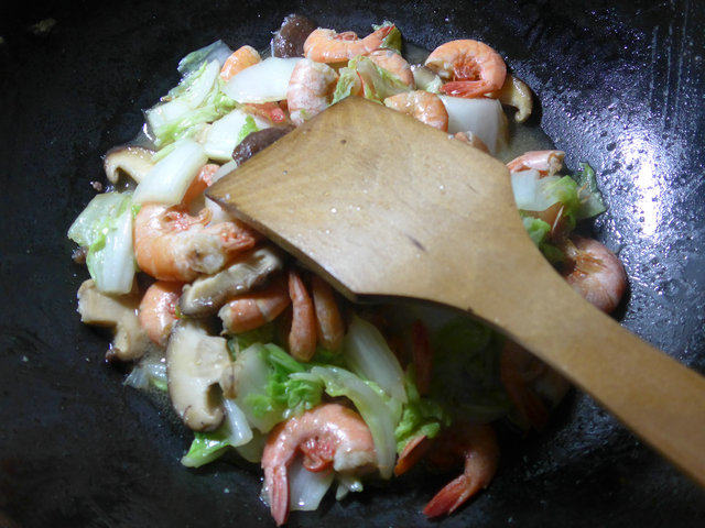 香菇白菜炒海虾步骤7