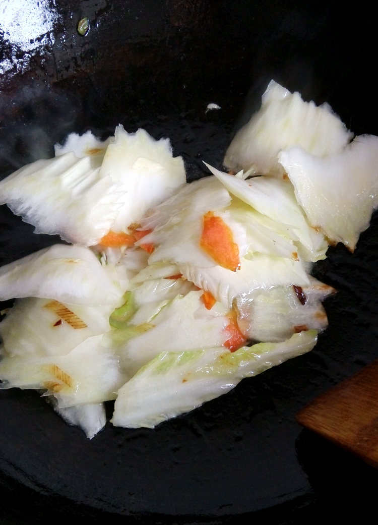 白菜牡蛎炖冻豆腐步骤3