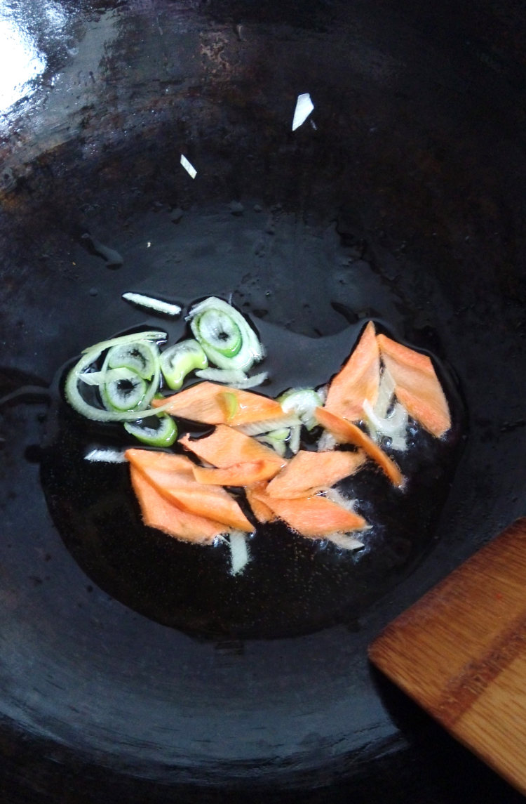 白菜牡蛎炖冻豆腐步骤2