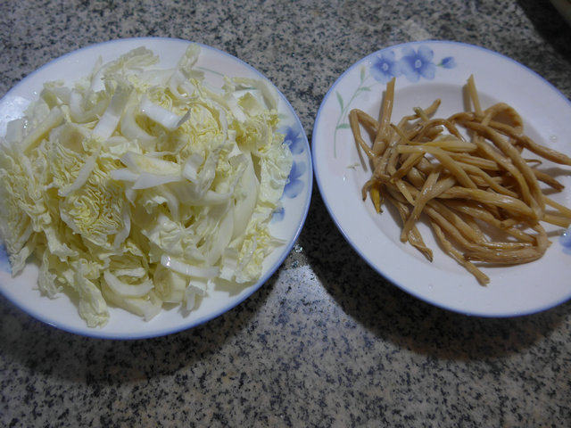 黄花菜炒白菜步骤1