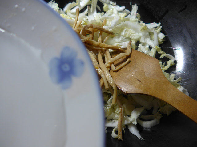 黄花菜炒白菜步骤3