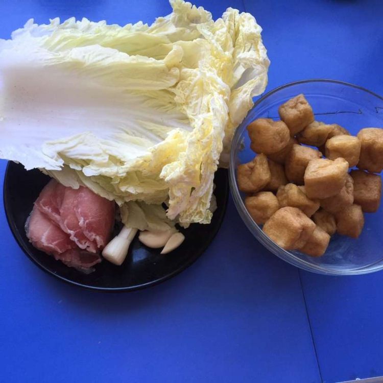 白菜烧油豆腐步骤1