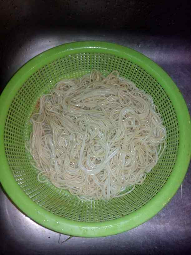 白菜鸡蛋炒面步骤3