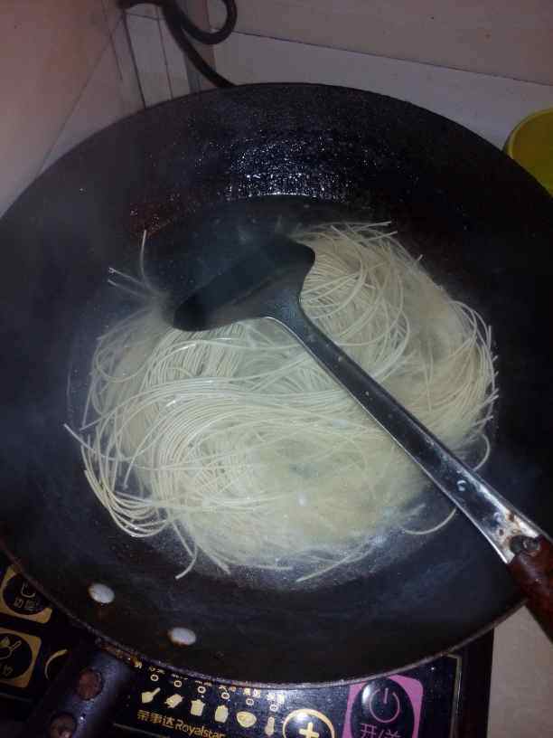 白菜鸡蛋炒面步骤2