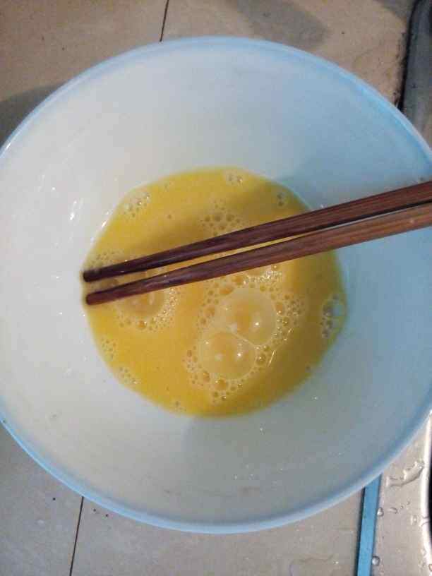 鸡蛋白菜油条汤步骤2