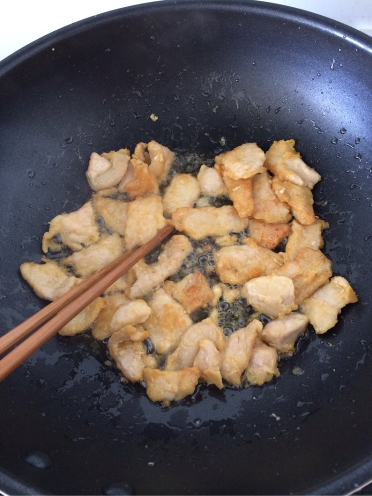 油面筋肉片炒白菜步骤5