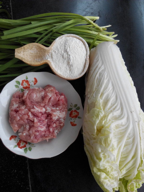 猪肉白菜韭菜锅贴步骤1