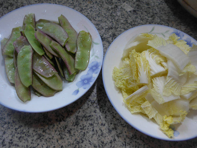 扁豆炒白菜步骤1