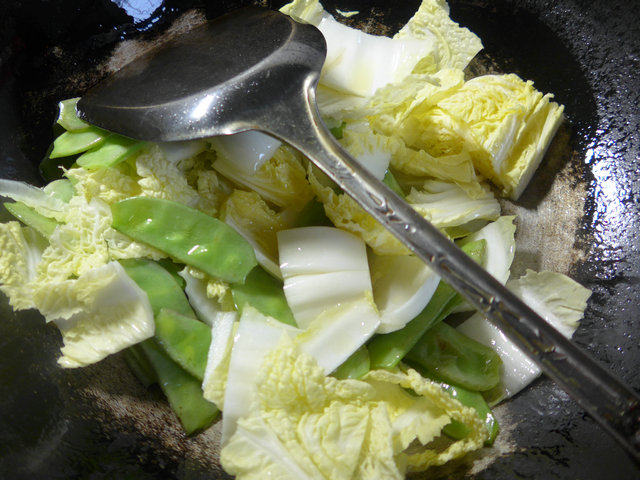 扁豆炒白菜步骤3