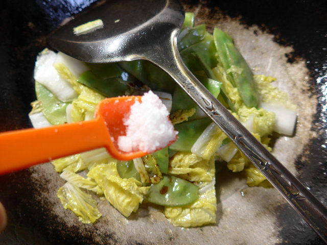 扁豆炒白菜步骤7