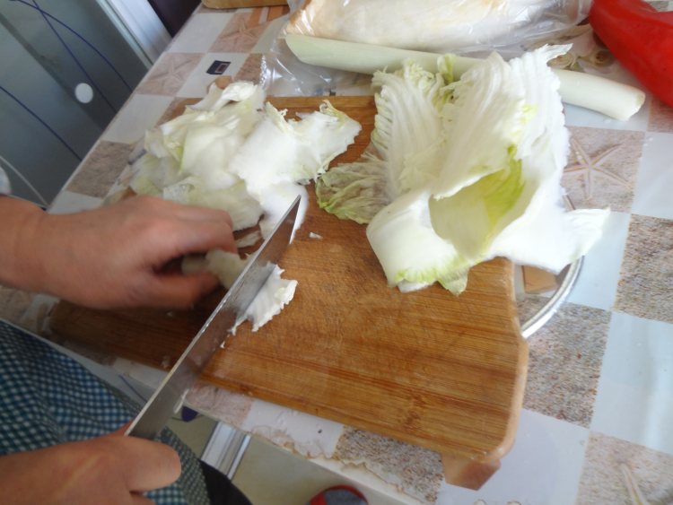 红椒肉片炒白菜步骤2