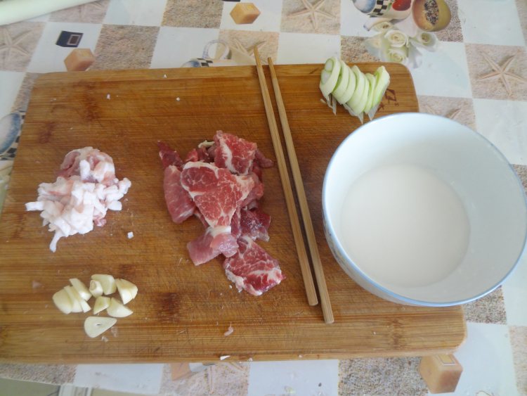 红椒肉片炒白菜步骤1