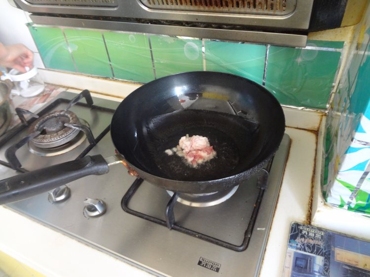 红椒肉片炒白菜步骤4