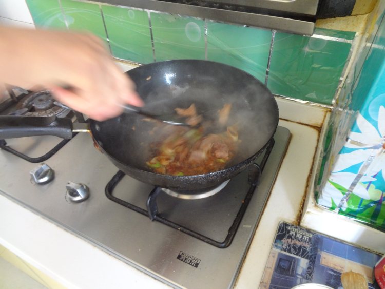 红椒肉片炒白菜步骤6