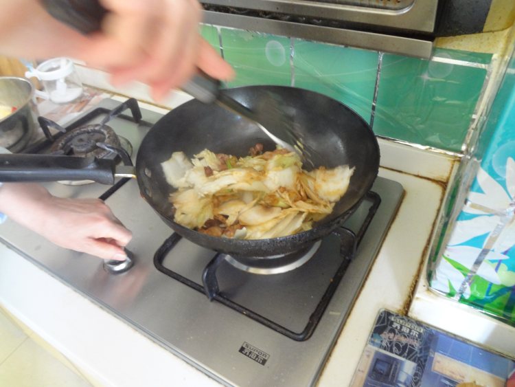 红椒肉片炒白菜步骤7