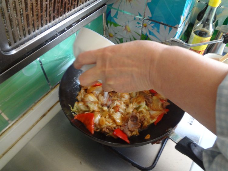 红椒肉片炒白菜步骤9