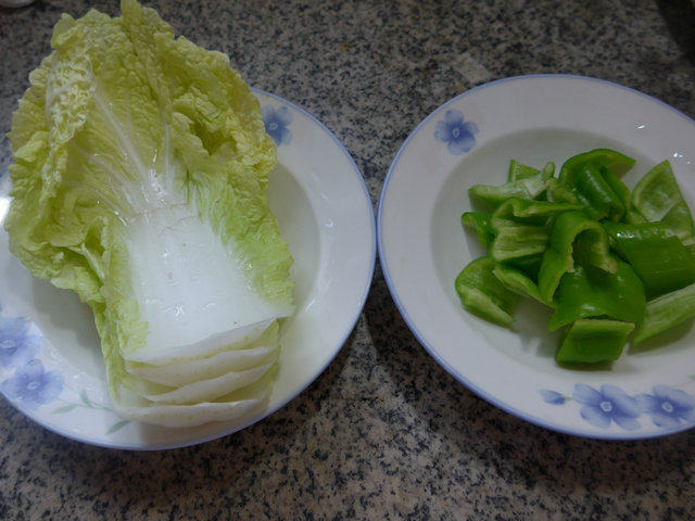 尖椒炒白菜步骤1