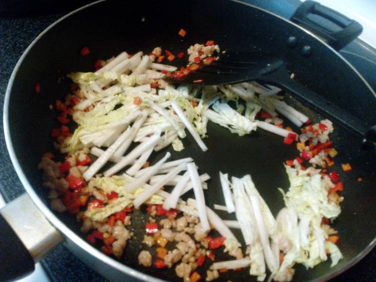 肉末炒米粉步骤8