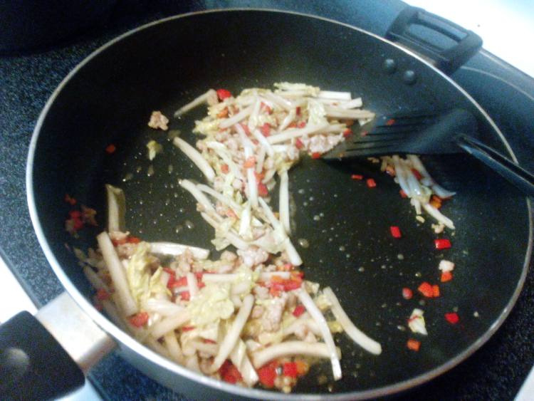肉末炒米粉步骤9