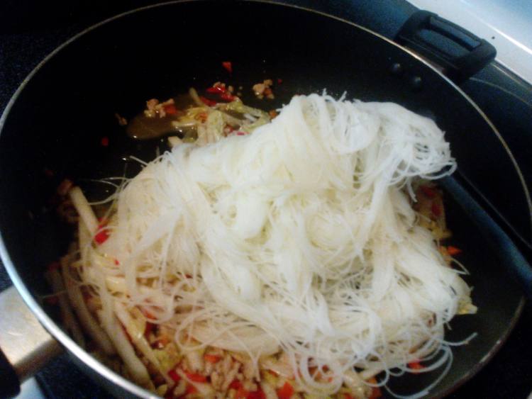 肉末炒米粉步骤10