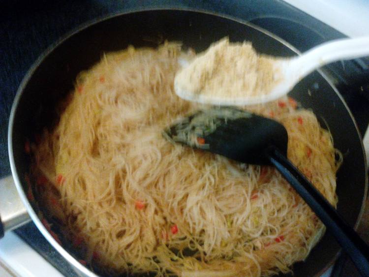 肉末炒米粉步骤13