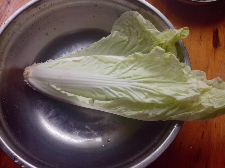 白菜肉片汤步骤1