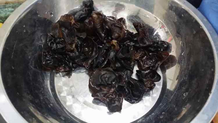 白菜豆腐烧木耳步骤1
