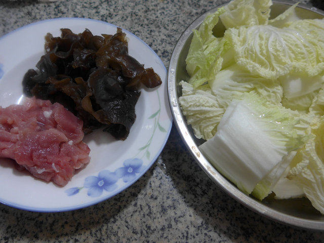 黑木耳里脊肉炒白菜步骤1