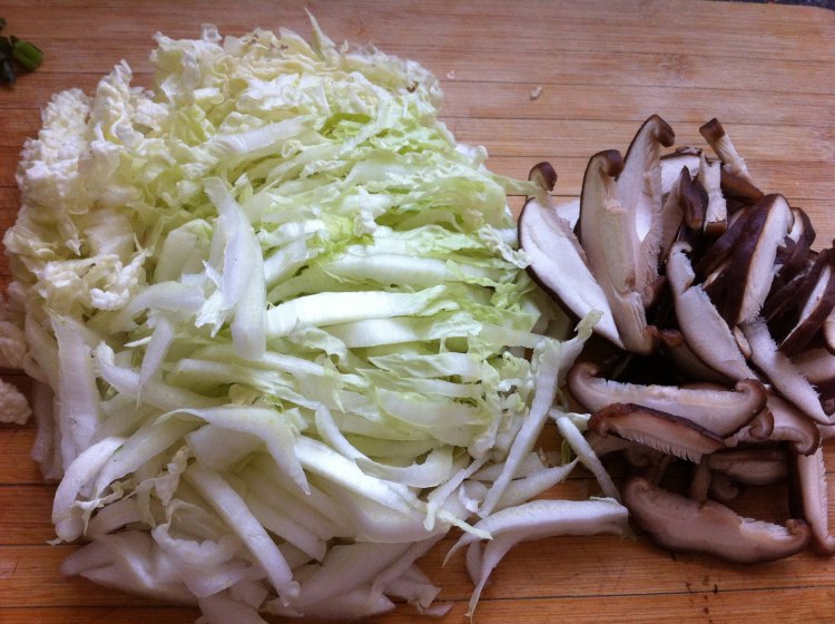 白菜香菇炒肉步骤1