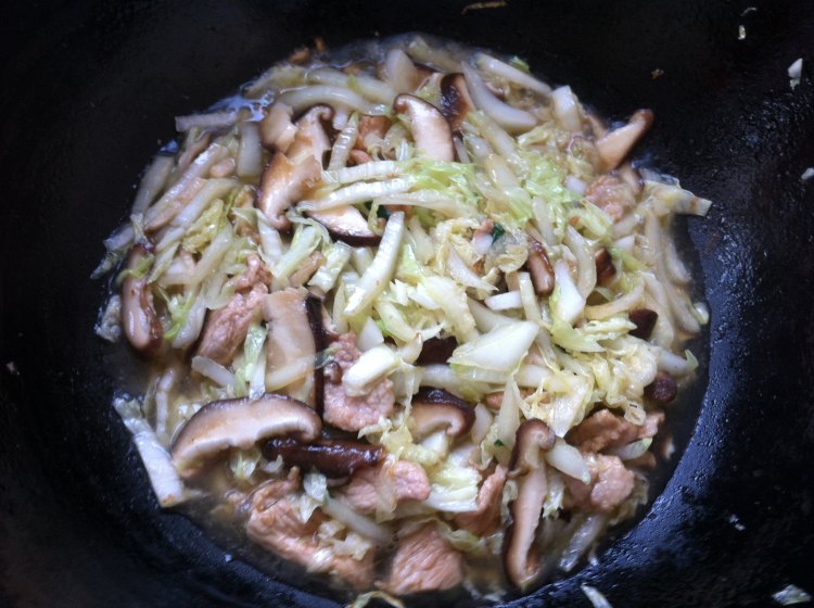 白菜香菇炒肉步骤4