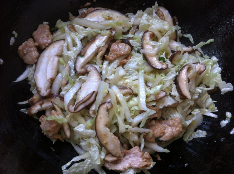 白菜香菇炒肉步骤3