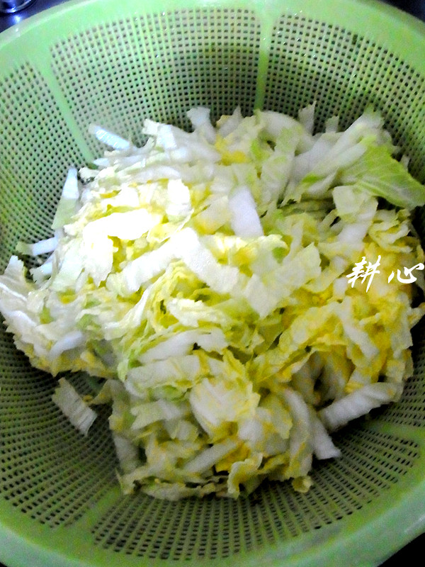虾皮白菜木耳汤步骤2