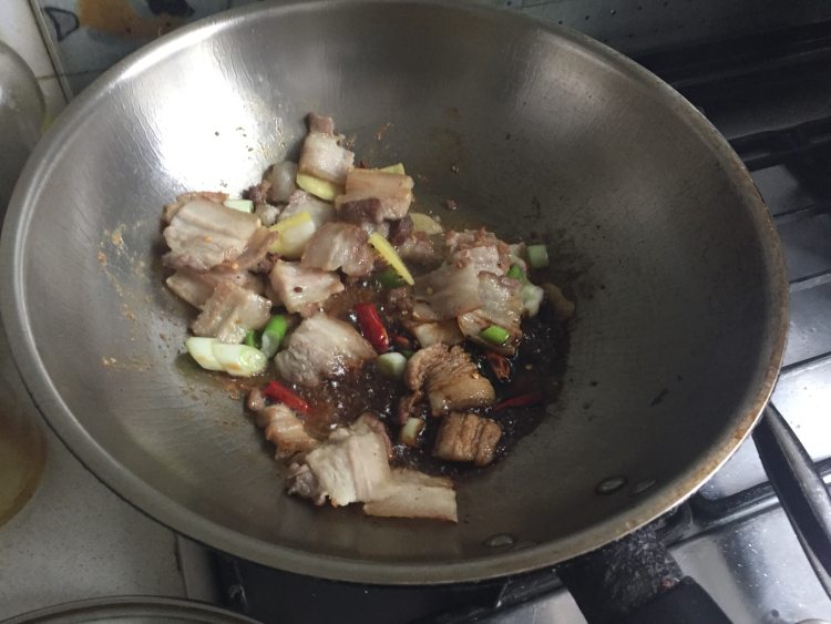 五花肉炒杂菜步骤9