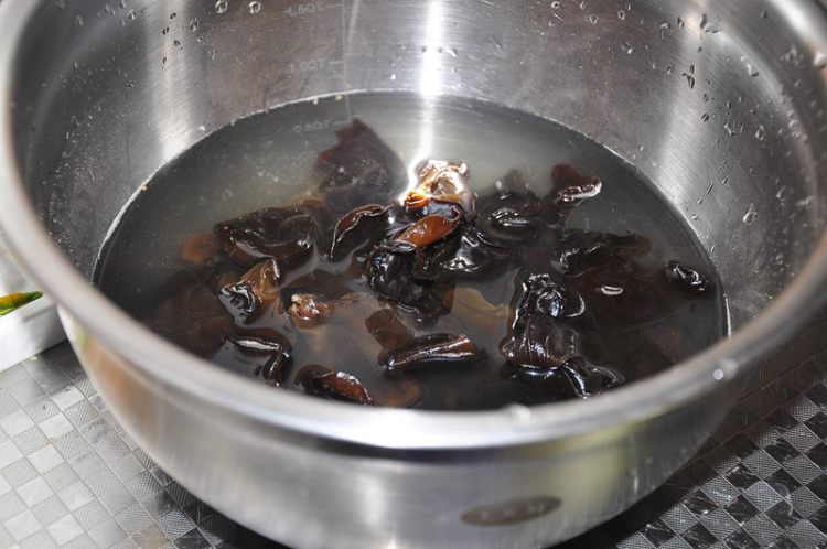 肉丸黑白菜步骤2