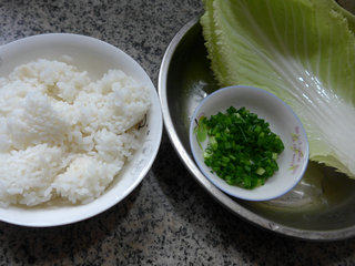 香葱白菜炒饭步骤1