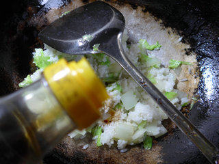 香葱白菜炒饭步骤5