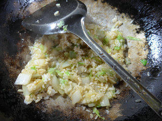 香葱白菜炒饭步骤8