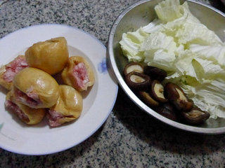 香菇肉面筋煮白菜步骤1