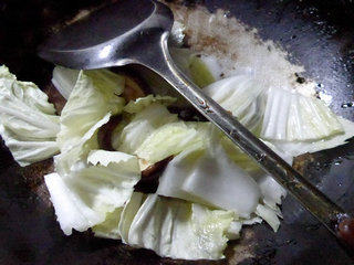香菇肉面筋煮白菜步骤2