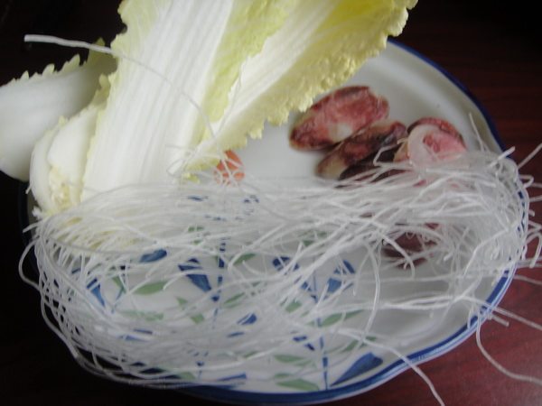 粉丝腊肠白菜煲步骤1