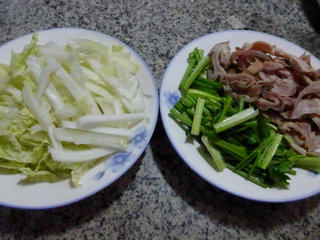 芹菜猪肚炒白菜步骤1