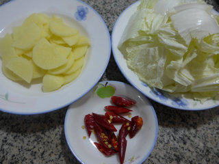 土豆炒白菜步骤1