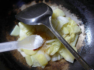 土豆炒白菜步骤9