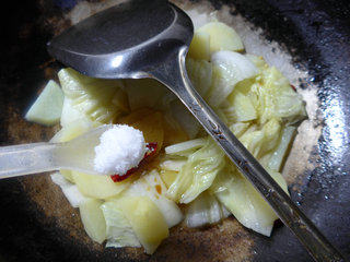 土豆炒白菜步骤8