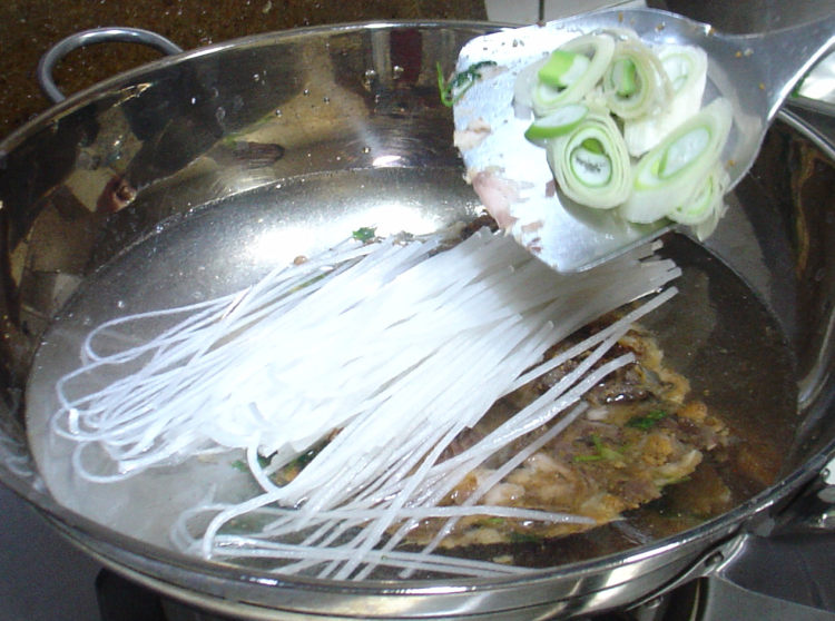 白菜粉条炖鲤鱼步骤10