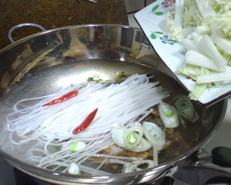 白菜粉条炖鲤鱼步骤12