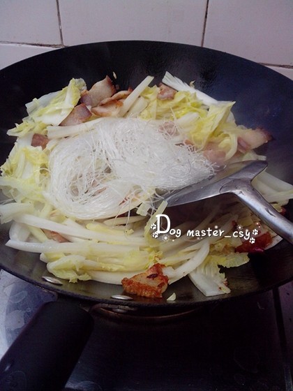 白菜烧肉炒粉丝步骤6
