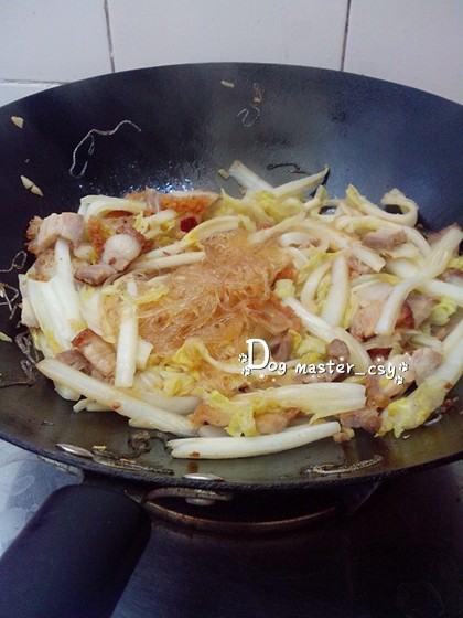 白菜烧肉炒粉丝步骤7