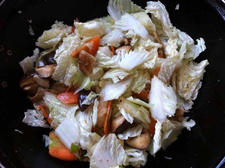 白菜香菇胡萝卜炒肉步骤5